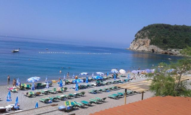 Family Apartment Garden And Sea Petrovac Bagian luar foto